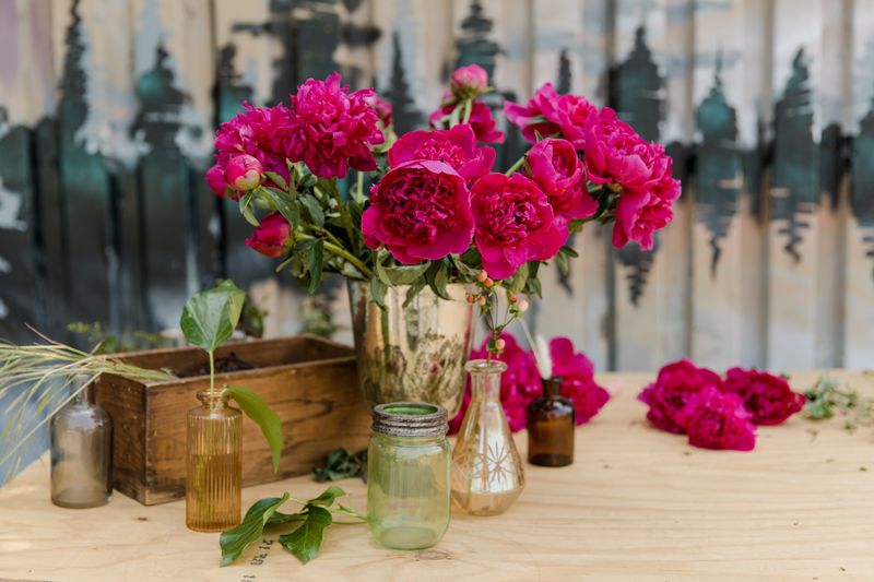 Composition florale dans vase Interflora pivoine
