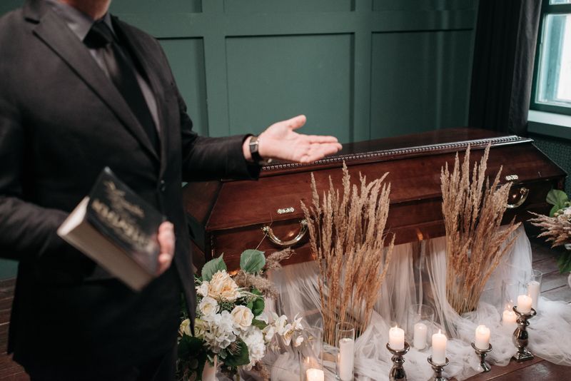 Gerbe funéraire blanche Interflora condoléances
