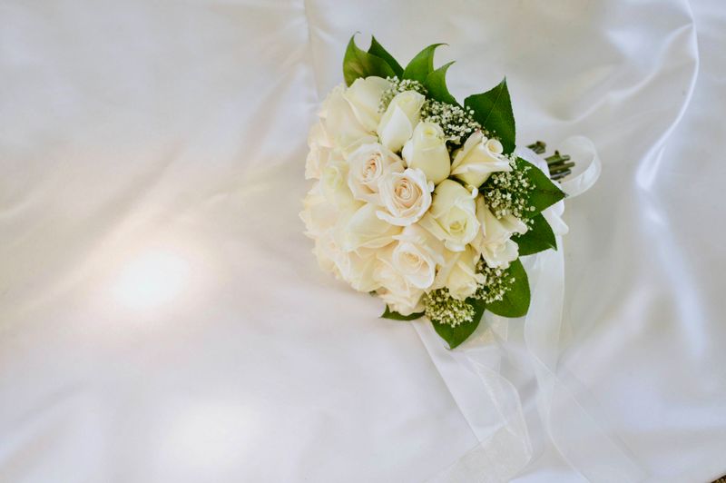 Bouquet de mariée Interflora roses blanches et pivoines